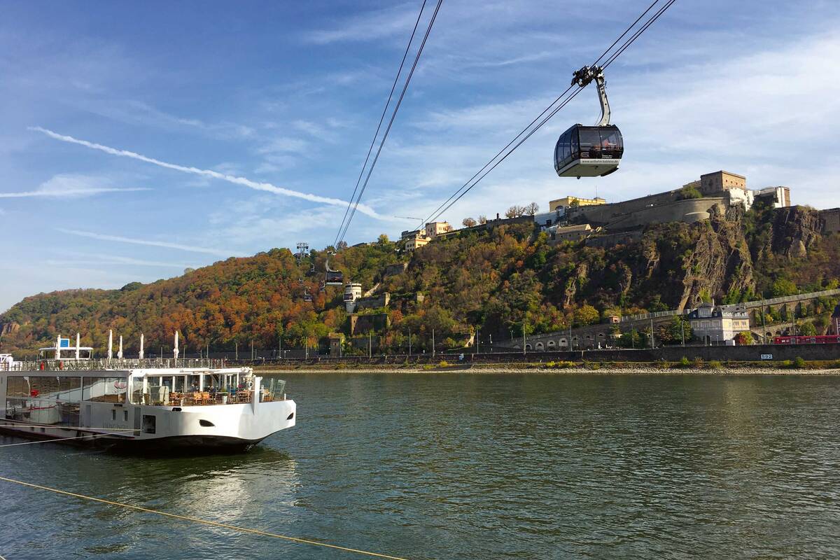 Die City-Seilbahn von Koblenz führt über den Rhein hinauf zur Festung Ehrenbreitstein.