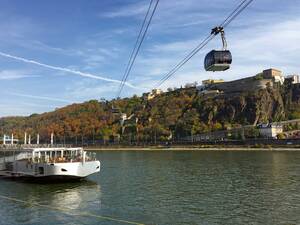 Die City-Seilbahn von Koblenz führt über den Rhein hinauf zur Festung Ehrenbreitstein.