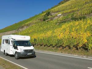 Genussfahrt durch die herbstlich verfärbten Weinberge. Die  Moselregion ist ein prädestiniertes Ziel für Camper.