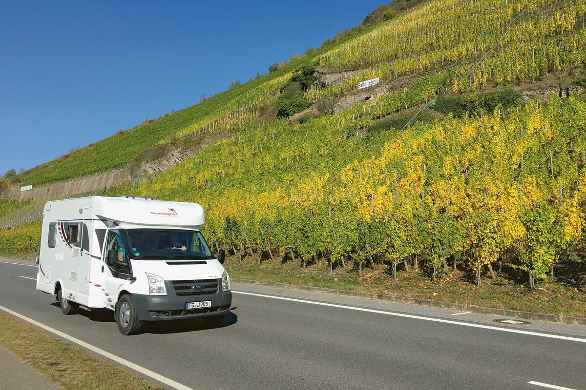 Genussfahrt durch die herbstlich verfärbten Weinberge. Die  Moselregion ist ein prädestiniertes Ziel für Camper.