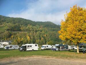 Die Uferzonen der Mosel dürfen an vielen Stellen aus Hochwasserschutz-gründen nicht bebaut werden. Ein Glück für die Camper, dass diese Gebiete oftmals für wunderschöne Stellplätze genutzt werden.