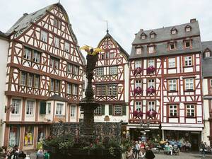 Der mittelalterliche Marktplatz von Bernkastel-Kues ist umringt von Giebelfachwerkhäusern aus dem 17. Jahrhundert.