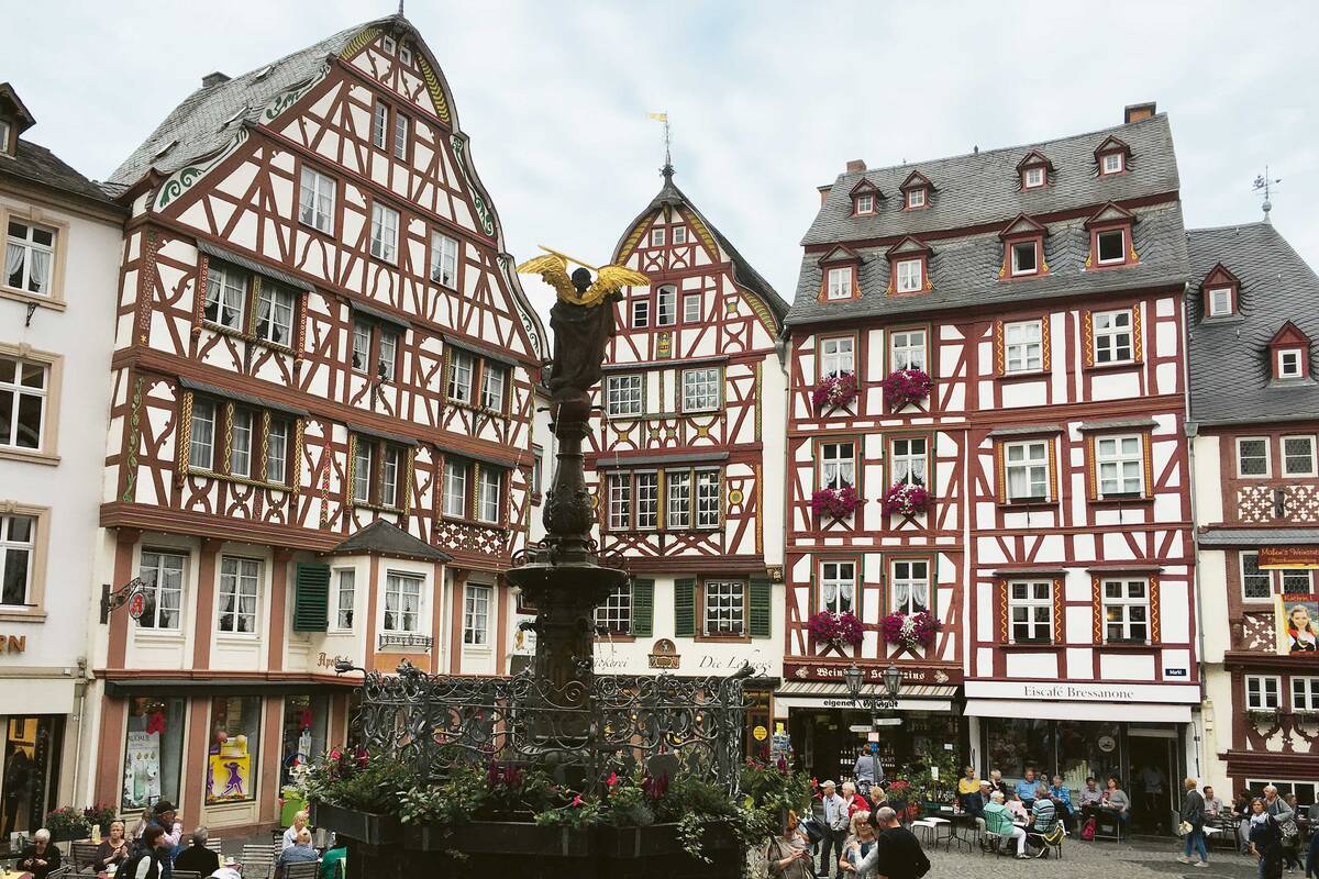 Der mittelalterliche Marktplatz von Bernkastel-Kues ist umringt von Giebelfachwerkhäusern aus dem 17. Jahrhundert.