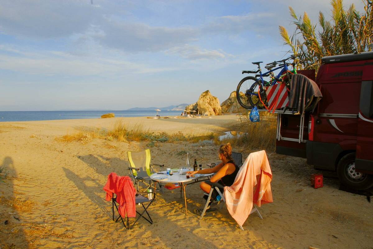 Petit-déjeuner sur la plage de Potistika, au sud-est de la péninsule du Pélion.