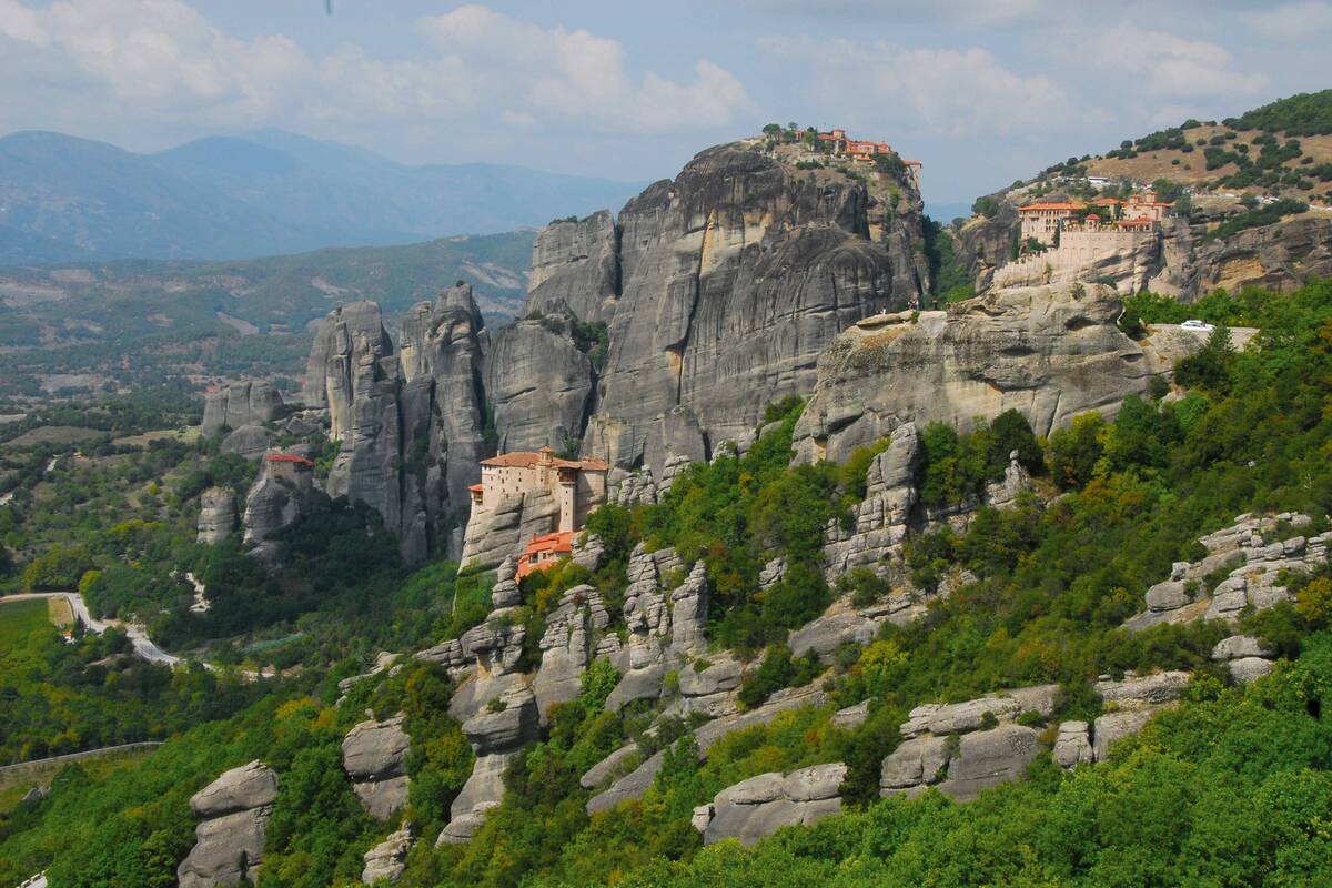 Aux Météores, inscrits au patrimoine mondial de l’UNESCO, nous admirons le paysage.