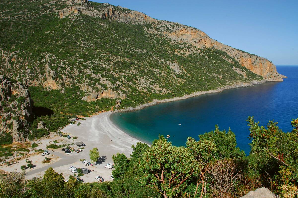 Traumbucht zum Baden und Übernachten: Vlychada Beach.