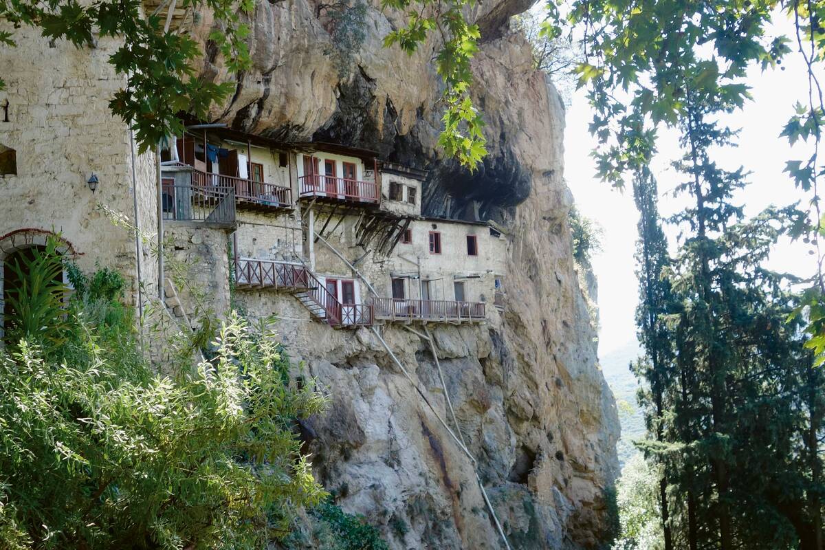 Le monastère Moni Timiou Prodromou, construit à même la paroi rocheuse est l&#039;un des dix plus célèbres de Grèce.