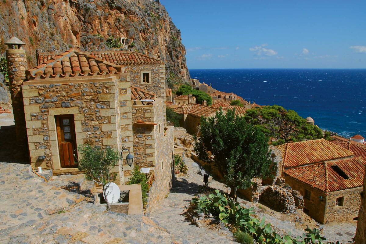 La petite ville de Monemvasia, une importante base militaire et une forteresse à l’époque de l&#039;Empire byzantin, est à juste titre un pôle d&#039;attraction pour les touristes. Située sur un rocher au large de la Laconie, au sud-est du Péloponnèse, elle se prête fort bien à une flânerie dans ses jolies ruelles.