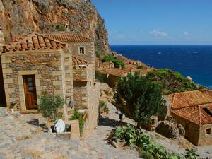La petite ville de Monemvasia, une importante base militaire et une forteresse à l’époque de l'Empire byzantin, est à juste titre un pôle d'attraction pour les touristes. Située sur un rocher au large de la Laconie, au sud-est du Péloponnèse, elle se prête fort bien à une flânerie dans ses jolies ruelles.