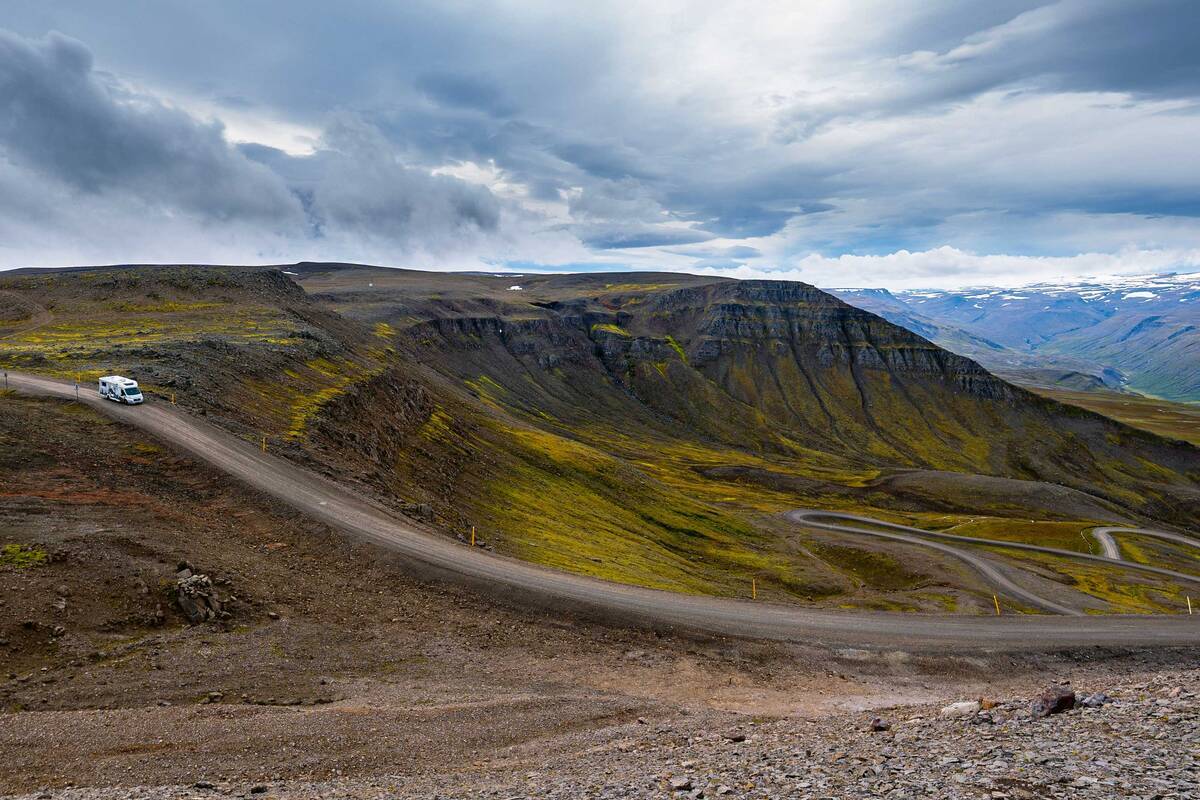 L’E 917, une route en gravier, serpente à travers les montagnes dans l’est du pays.