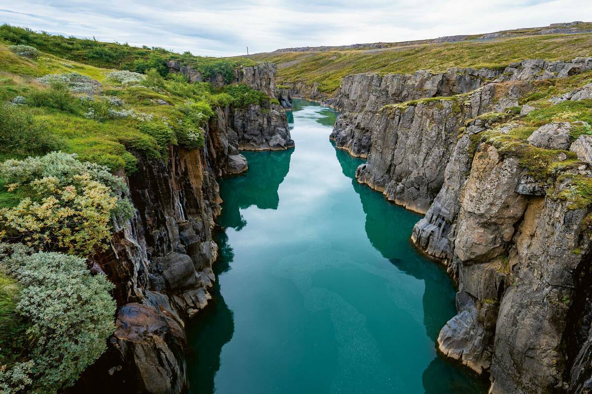 L’eau bleu-vert s’écoule lentement dans le Moira Canyon, situé à proximité de la route circulaire dans la région orientale.