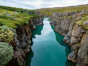 L’eau bleu-vert s’écoule lentement dans le Moira Canyon, situé à proximité de la route circulaire dans la région orientale.