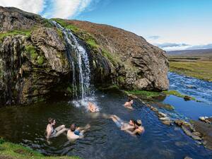 Pour se baigner dans les eaux chaudes sous la cascade de Laugarvellir, il faut s’y rendre en camping-car 4x4 ou parcourir dix kilomètres à vélo.