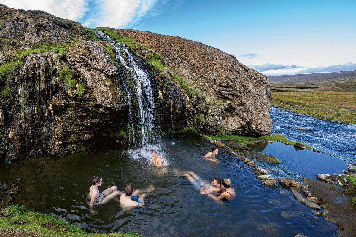 Pour se baigner dans les eaux chaudes sous la cascade de Laugarvellir, il faut s’y rendre en camping-car 4x4 ou parcourir dix kilomètres à vélo.