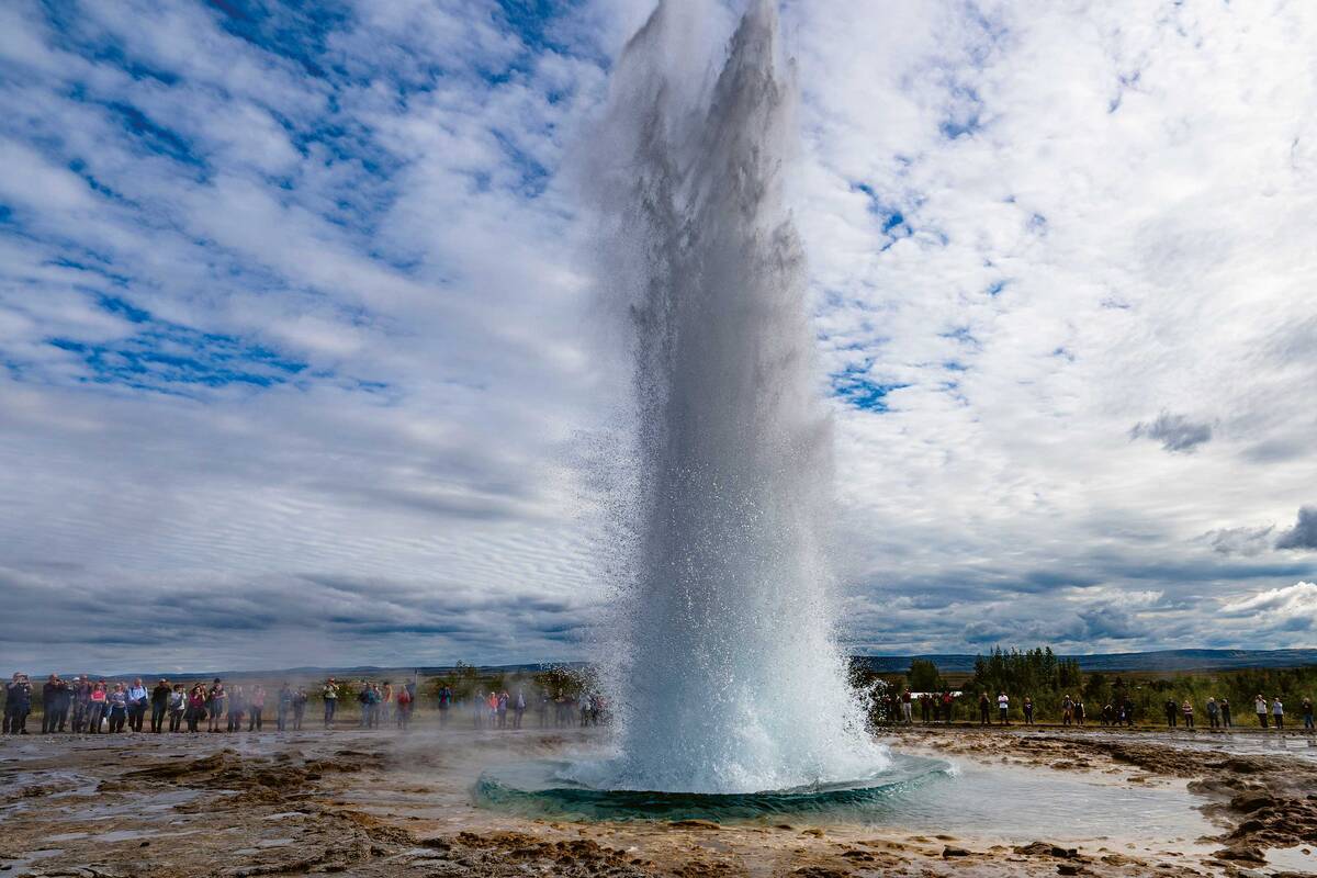 Le Strokkur est le site touristique le plus connu d’Islande. Ce geyser jaillit toutes les cinq à dix minutes et projette dans les airs son jet d’eau chaude et de vapeur à une hauteur allant jusqu’à 20 mètres.