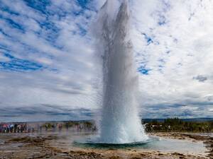 Le Strokkur est le site touristique le plus connu d’Islande. Ce geyser jaillit toutes les cinq à dix minutes et projette dans les airs son jet d’eau chaude et de vapeur à une hauteur allant jusqu’à 20 mètres.