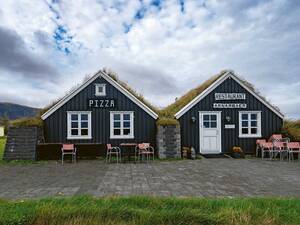 Arnarbær, à Arnarstapi, dans la région des Fjords de l’Ouest, est l’un des rares restaurants que nous apercevons en Islande.