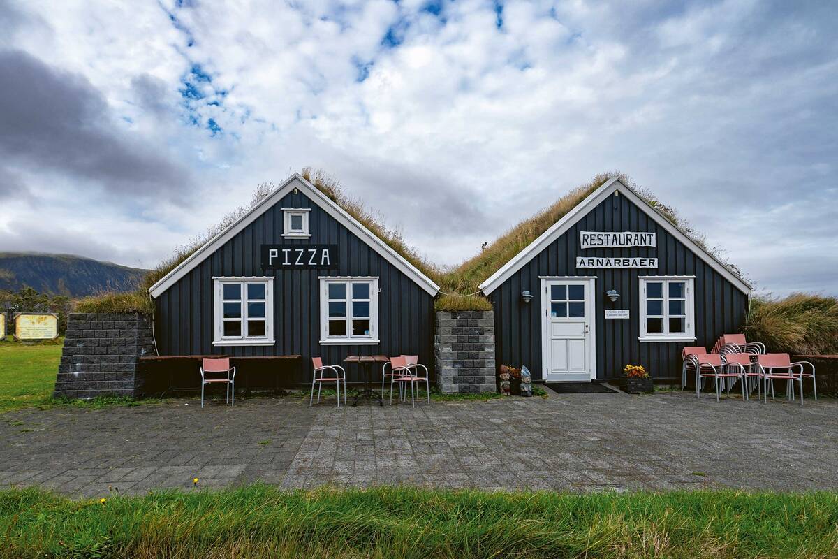 Arnarbær, à Arnarstapi, dans la région des Fjords de l’Ouest, est l’un des rares restaurants que nous apercevons en Islande.