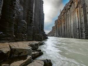 Les imposantes falaises rocheuses du Stuðlagil Canyon, dans l’ouest du pays, sont impressionnantes. En visitant depuis le sud, on peut pénétrer dans le canyon.