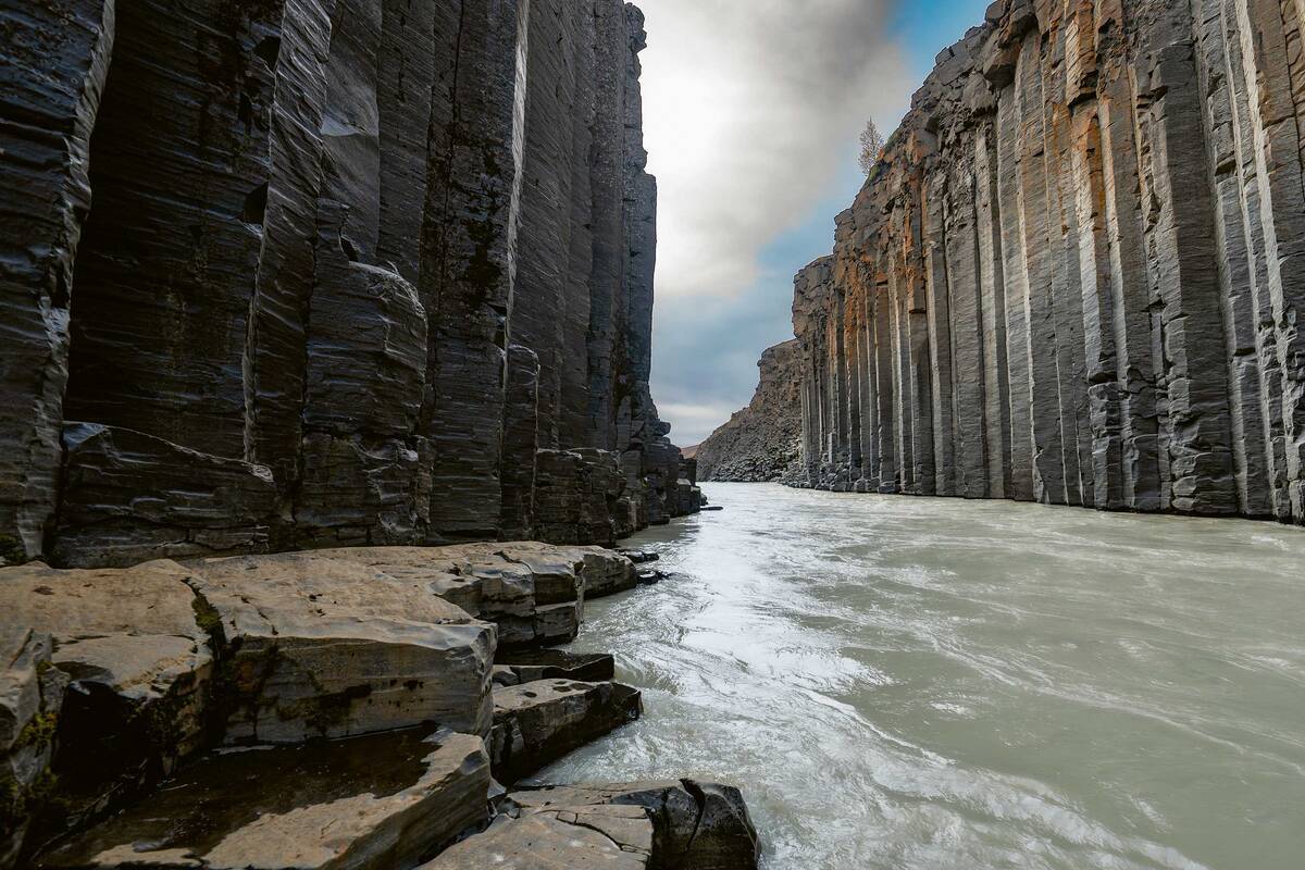 Les imposantes falaises rocheuses du Stuðlagil Canyon, dans l’ouest du pays, sont impressionnantes. En visitant depuis le sud, on peut pénétrer dans le canyon.