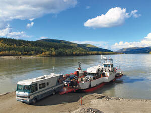 Un petit ferry relie en été la Top of the World Highway et Dawson City, la ville des chercheurs d’or. Même les grands camping-cars et les camions peuvent être transportés sur le fort courant du Yukon.