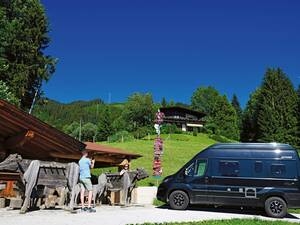 Der Milemarker vor der Sunnseit-Hütte zeigt uns, wie weit es nach Rom und Berlin wäre. Aber für eine Wohnmobiltour finden wir dieses Revier mindestens so spannend.