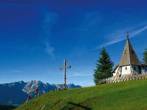 Der Anstieg zum Vorgipfel der Kraftalm gibt die schroffen Abstürze des Wilden Kaiser preis.