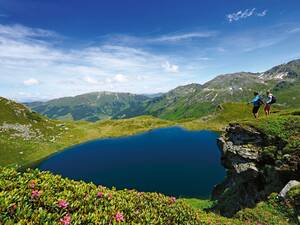 Die Seen strahlen wie Smaragde aus dem Berggrund.