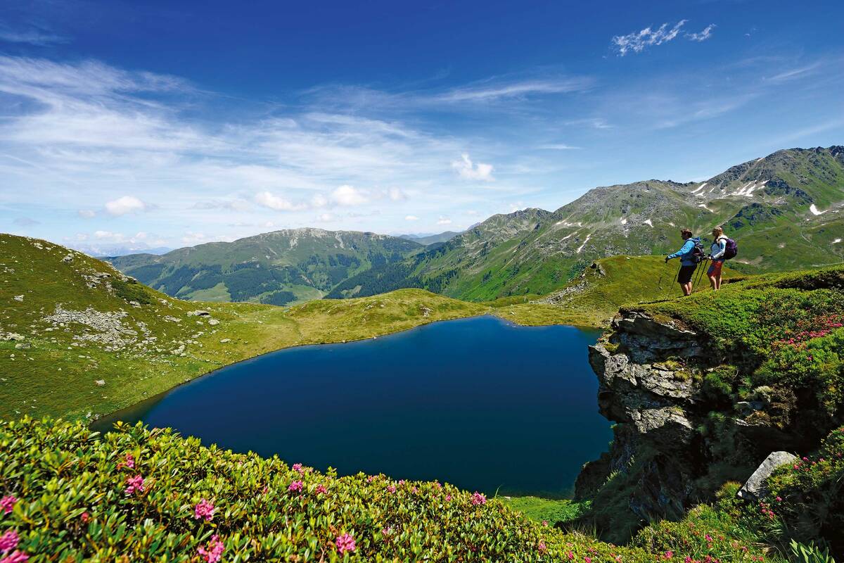 Les lacs scintillent comme des émeraudes dans le cercle de montagnes.