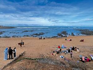 Profiter de la plage à Casablanca – pendant les tranquilles mois d’hiver, les habitants profitent de leur plage.