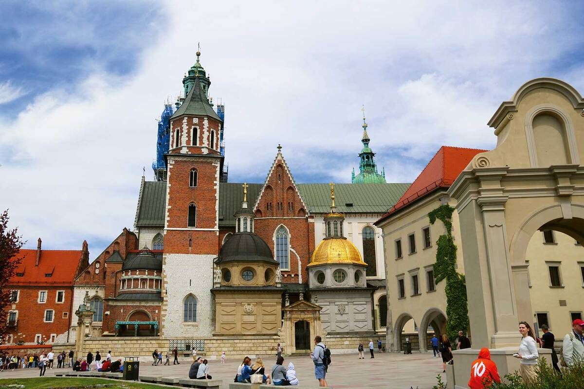 Über den Dächern von Kraków thronen die Wawel-Kathedrale und das Wawelschloss.