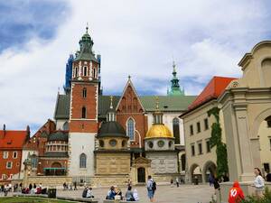 La cathédrale et le château de Wawel trônent au-dessus des toits de Cracovie.