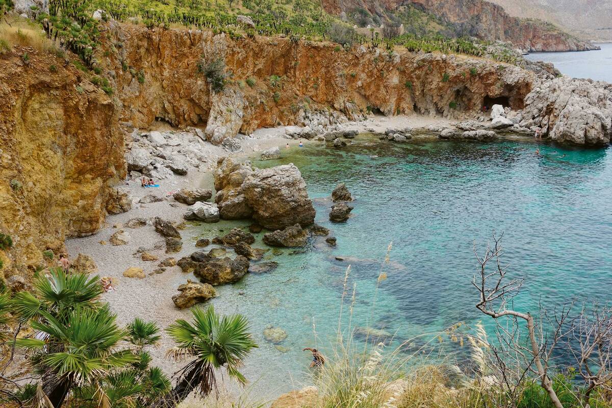 Dans la réserve naturelle du Zingaro, des criques isolées invitent à la plongée en apnée et à la détente.