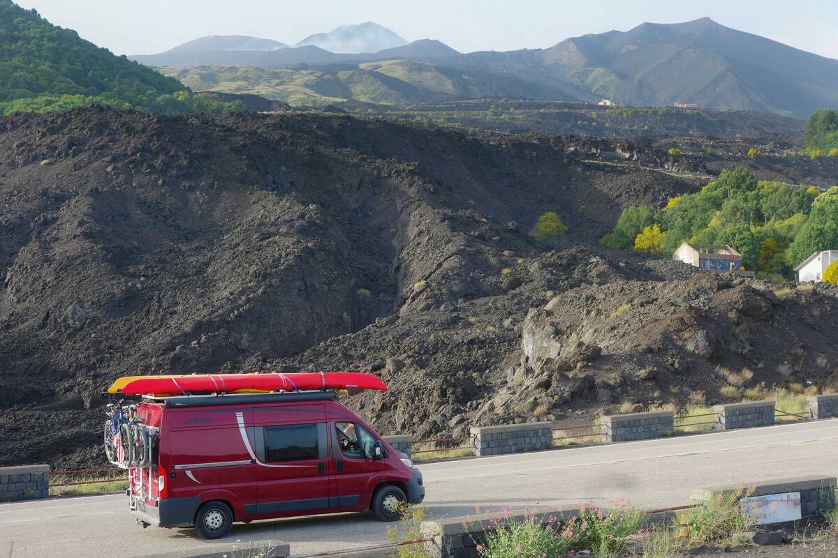 Durant notre voyage, nous apercevons constamment l’Etna au loin.