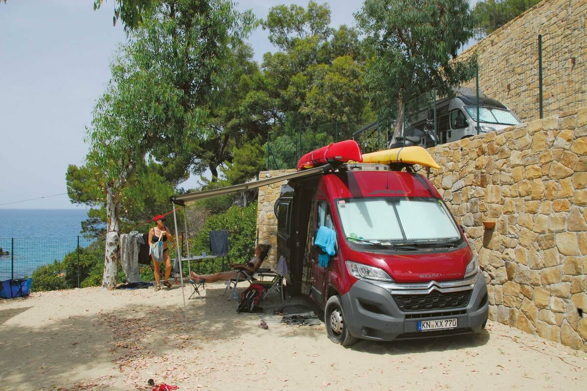 Nous profitons de la vue sur la mer au camping en terrasses à Cefalù.