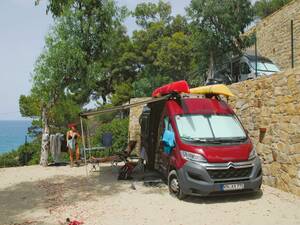 Nous profitons de la vue sur la mer au camping en terrasses à Cefalù.