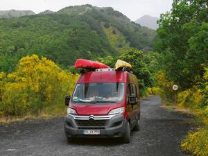 Près de l’Etna, nous empruntons des routes couvertes de cendres.