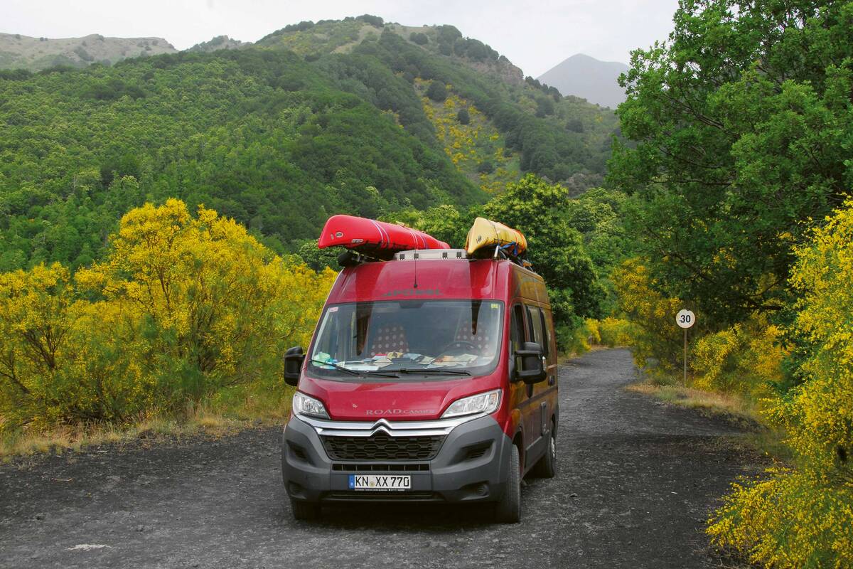 Près de l’Etna, nous empruntons des routes couvertes de cendres.