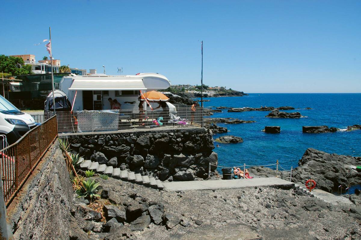 Les plages près de Catane sont constituées de roches volcaniques.