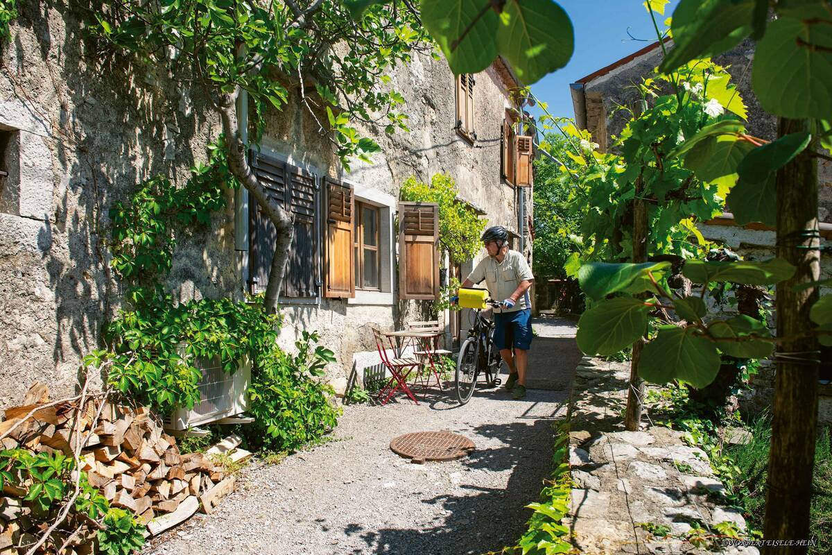 Nous partons à la découverte de Štanjel et de ses ruelles étroites au cours d’une petite balade à vélo.