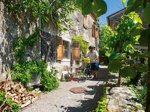 Nous partons à la découverte de Štanjel et de ses ruelles étroites au cours d’une petite balade à vélo.