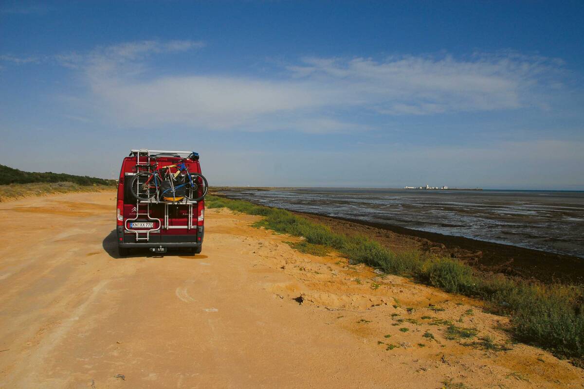 À Zarat, nous trouvons un emplacement tranquille au bord de la mer.