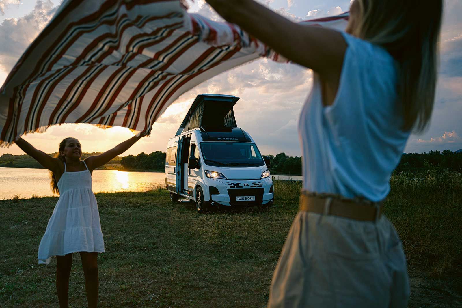 Der Campervan Twin Sports, mit Aufstelldach auf Fiat-Basis, steht für Extraplatz sowie Komfort.