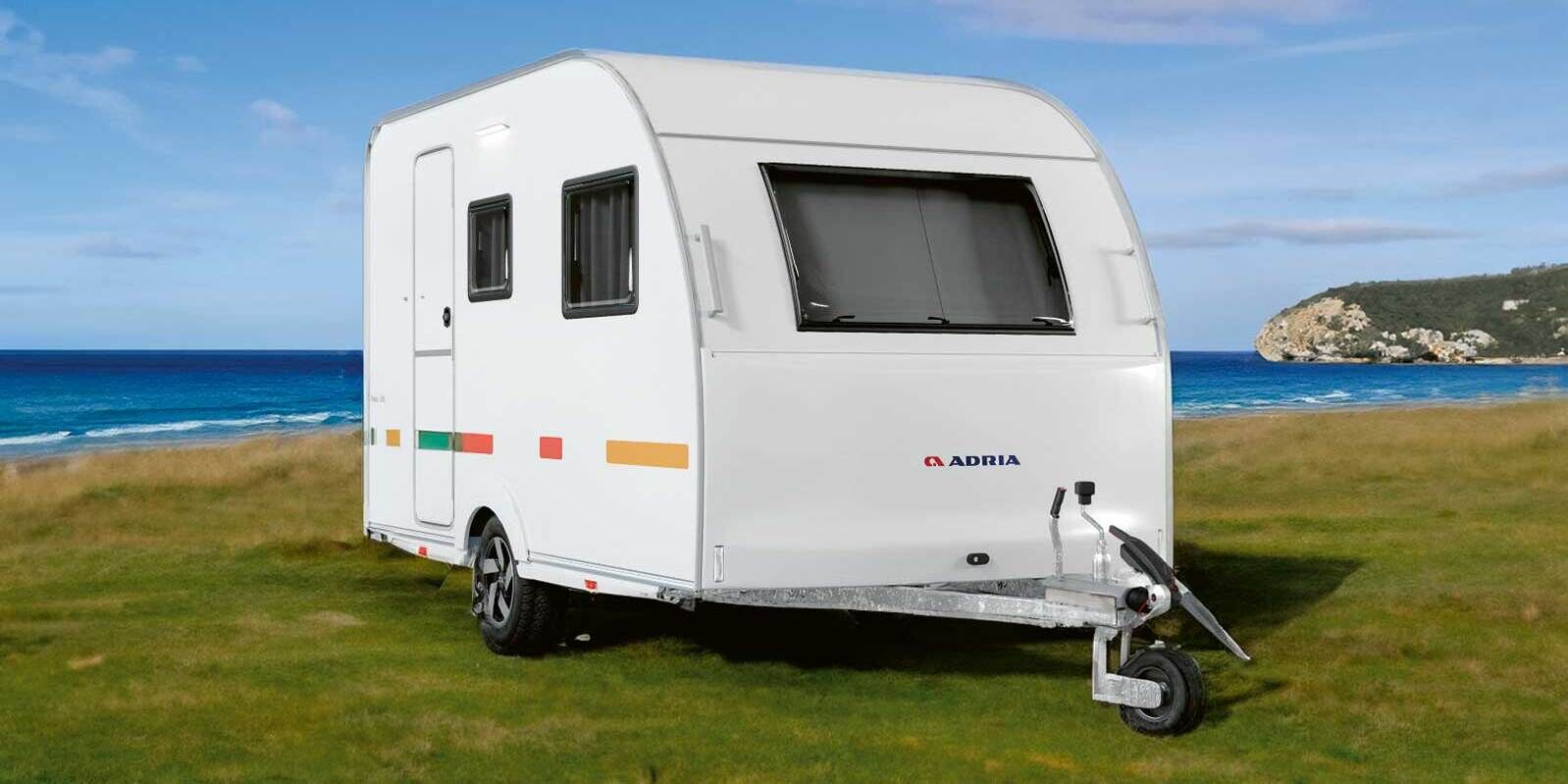 Der Aviva Lite 300 LH, der in zwei Gewichtsklassen angeboten wird, ist in der O1-Variante (bis 750 kg) der leichteste je gebaute Wohnwagen von Adria.