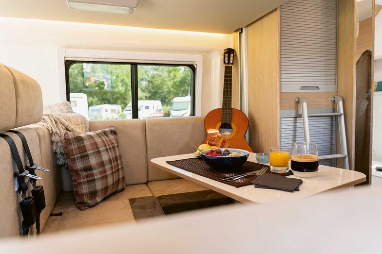 Die Heckrundsitzgruppe bietet viel Platz, um in gemütlicher Runde zusammenzusitzen.