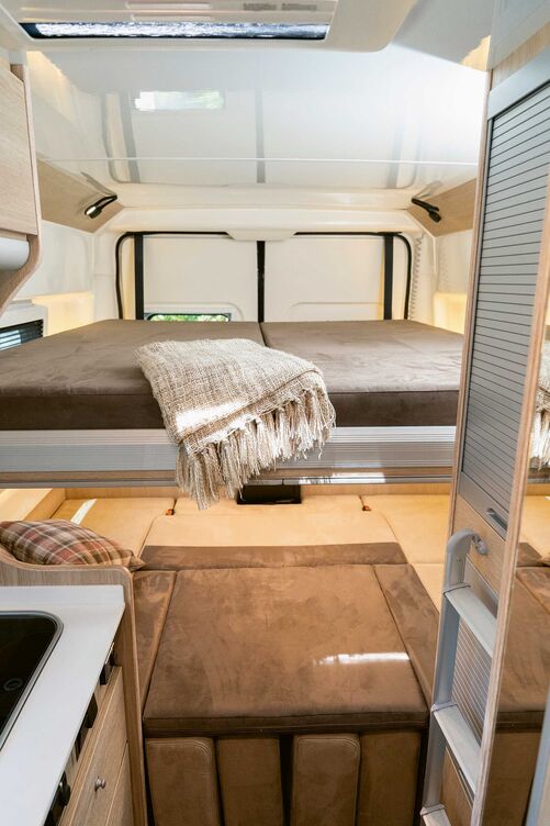Mit umgebauter Hecksitzgruppe und Hubbett sind genug Schlafplätze vorhanden.