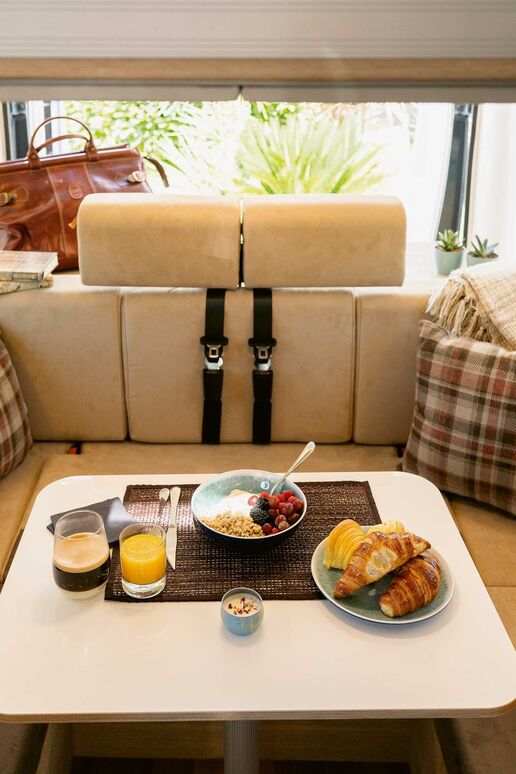 Auf der Hecksitzbank können zwei weitere Passagiere während der Fahrt Platz nehmen.