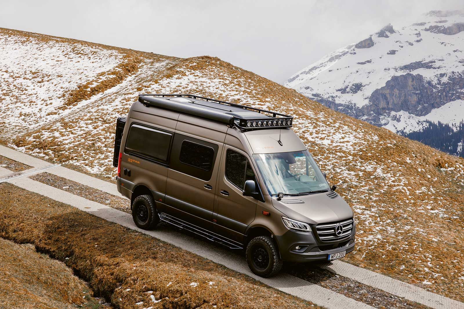 Herzstück des Fahrzeugs ist ein Mercedes-Benz Sprinter 4×4, dessen 190 PS starker Turbodiesel in Verbindung mit einer 9-Gang-Automatik für souveräne Fahrleistungen sorgt.