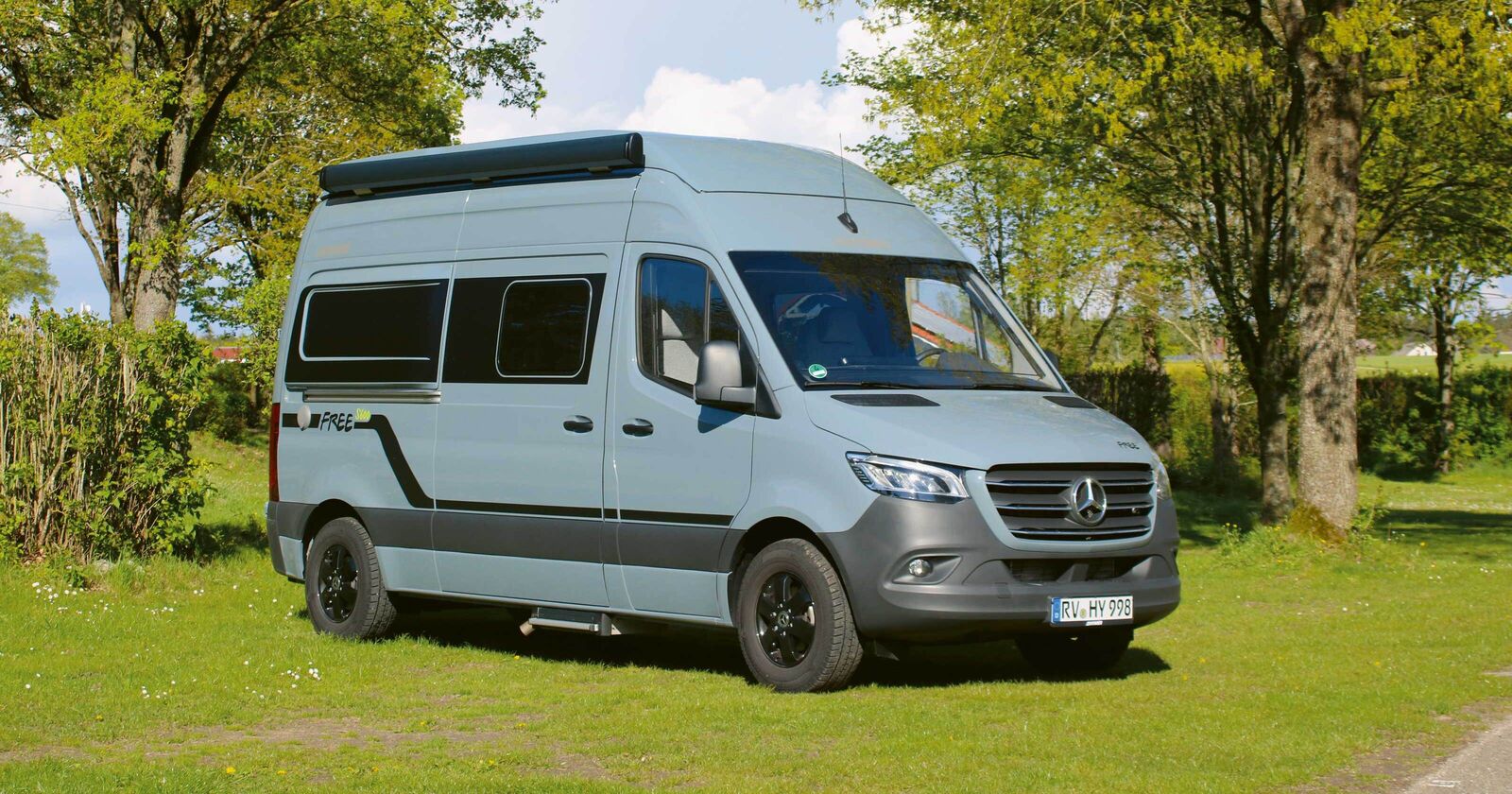 Der Mercedes-Benz-Sprinter-Kastenwagen präsentiert sich mit dem perfekt angepassten Aufstelldach, der blaugrauen Aus-senfarbe und den markanten Designapplikationen als echter Hingucker.