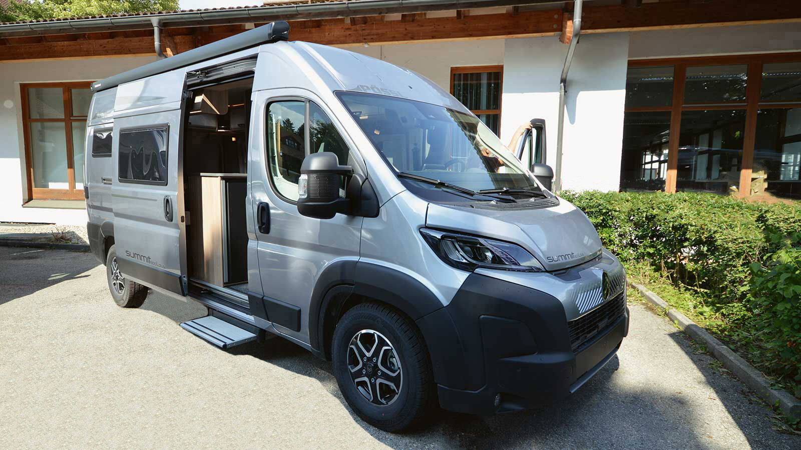 Avec une longueur extérieure de 5,59 mètres, le Pössl Summit 600 L reste juste en dessous de la barre des six mètres, mais offre un équipement très complet.